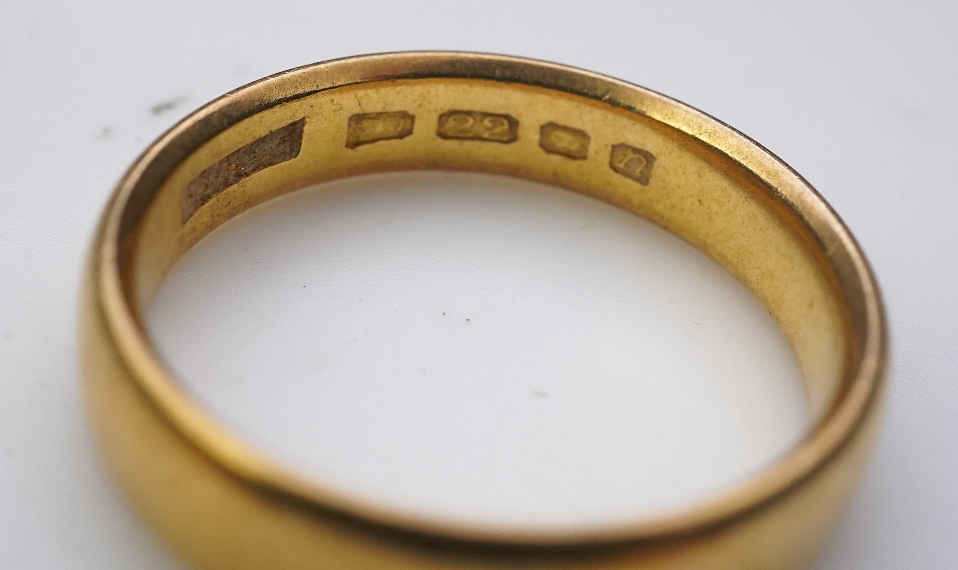 Five 22ct gold wedding bands